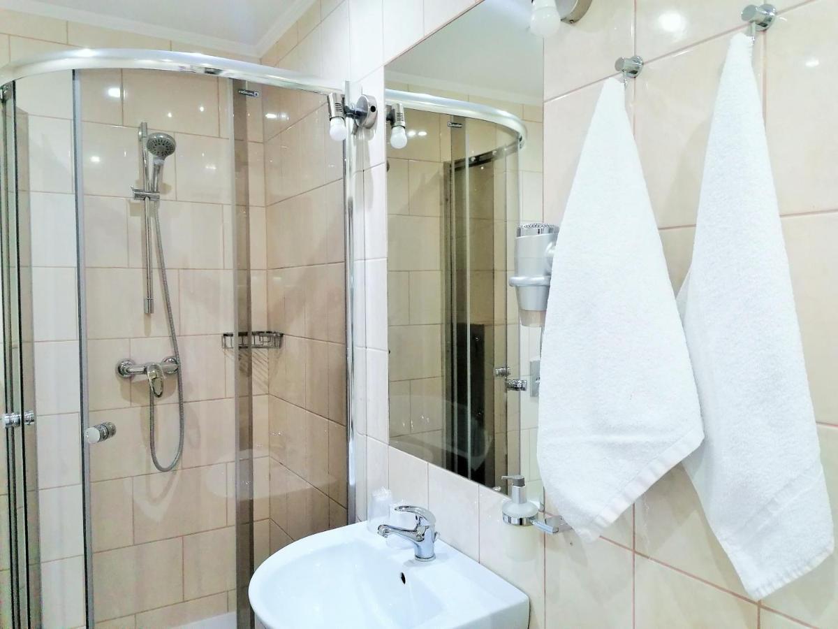 Hotel Tirest Grebiszew 外观 照片