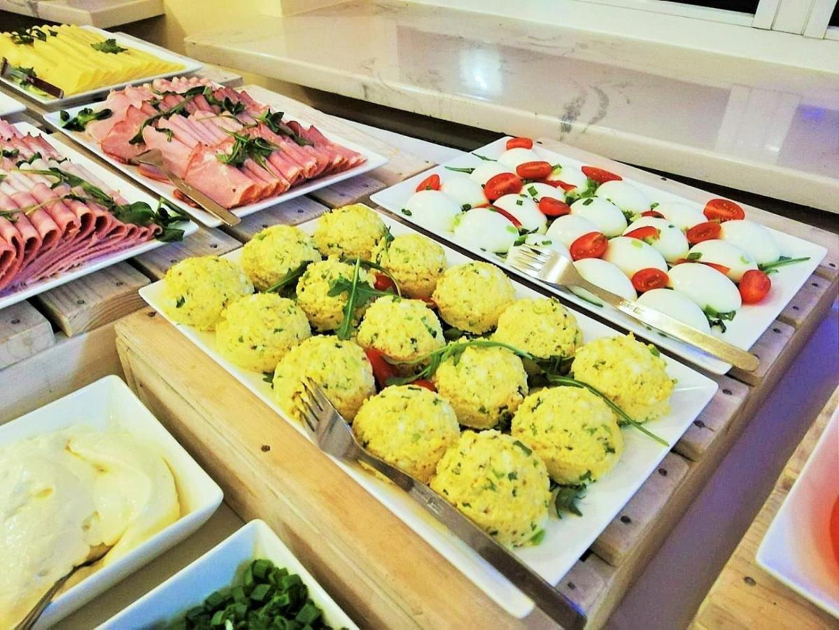 Hotel Tirest Grebiszew 外观 照片