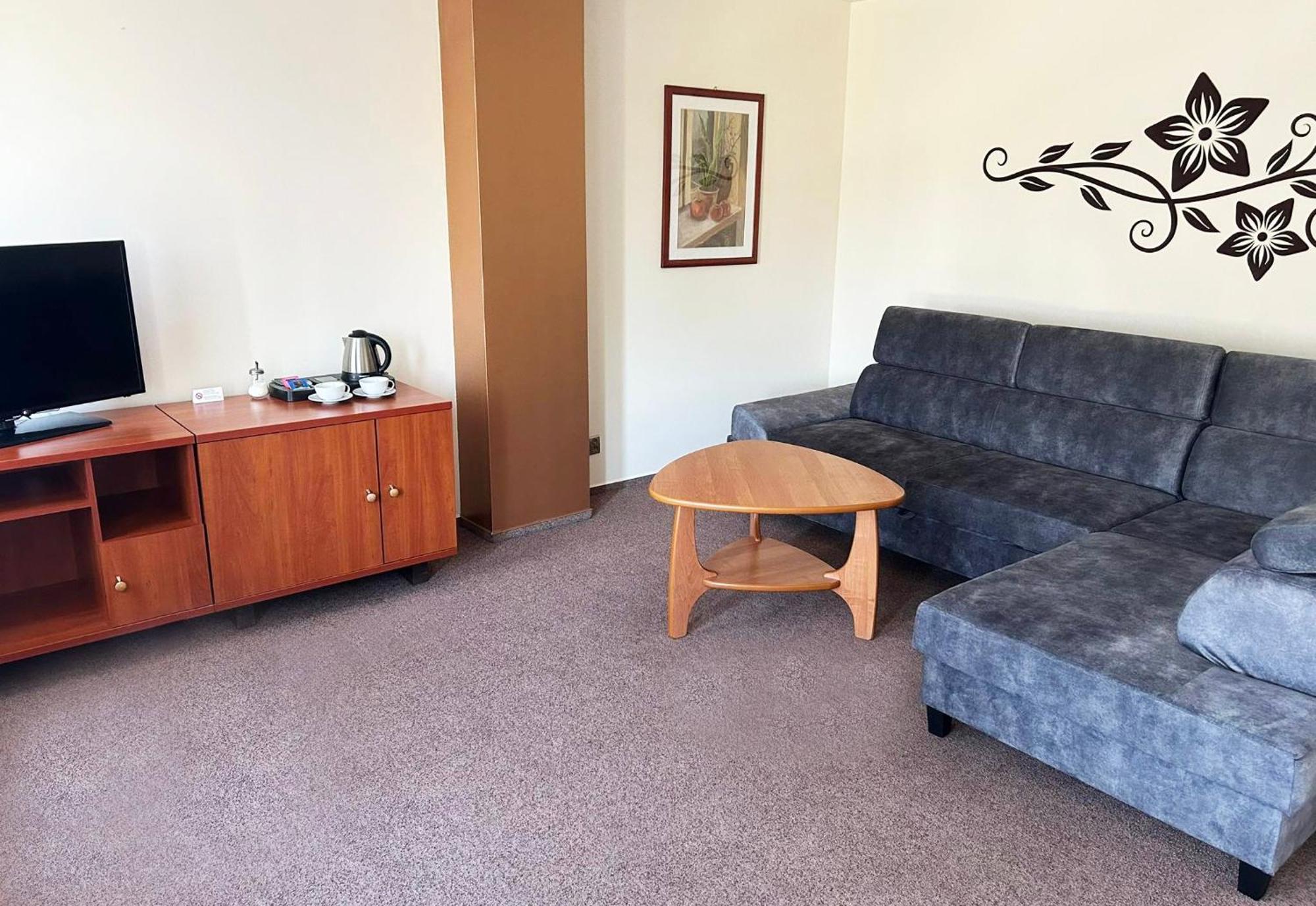 Hotel Tirest Grebiszew 外观 照片