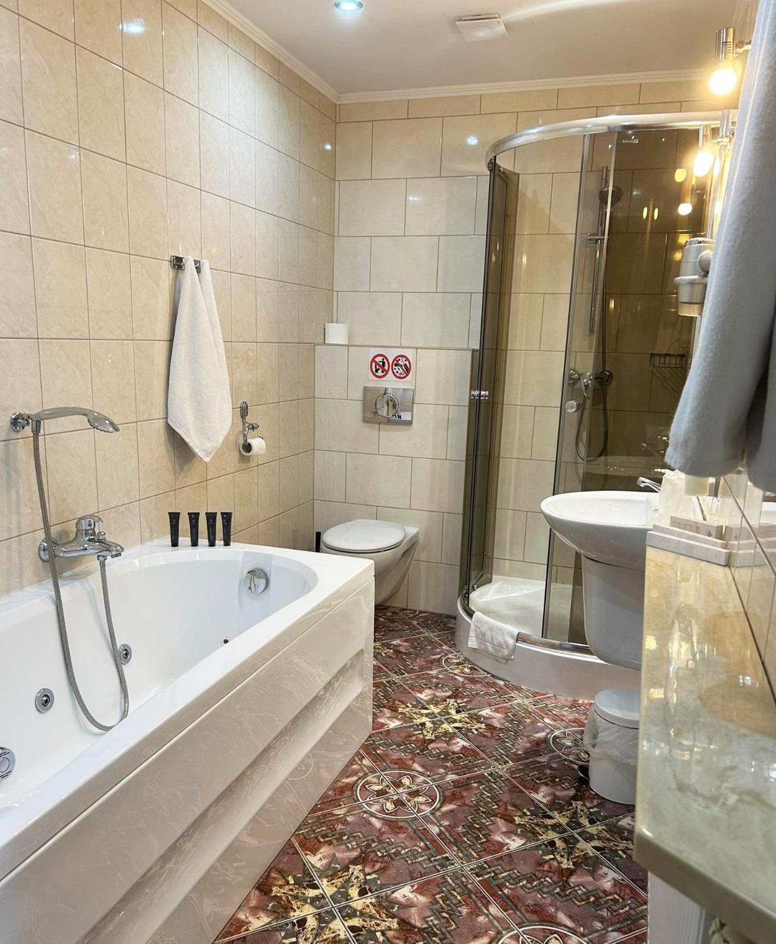 Hotel Tirest Grebiszew 外观 照片