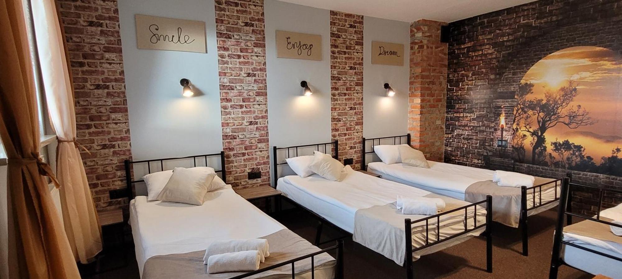 Hotel Tirest Grebiszew 外观 照片