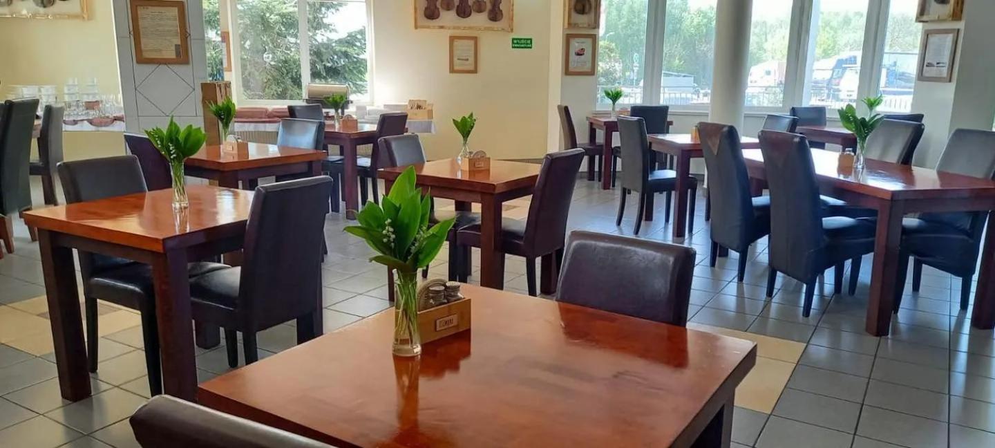 Hotel Tirest Grebiszew 外观 照片