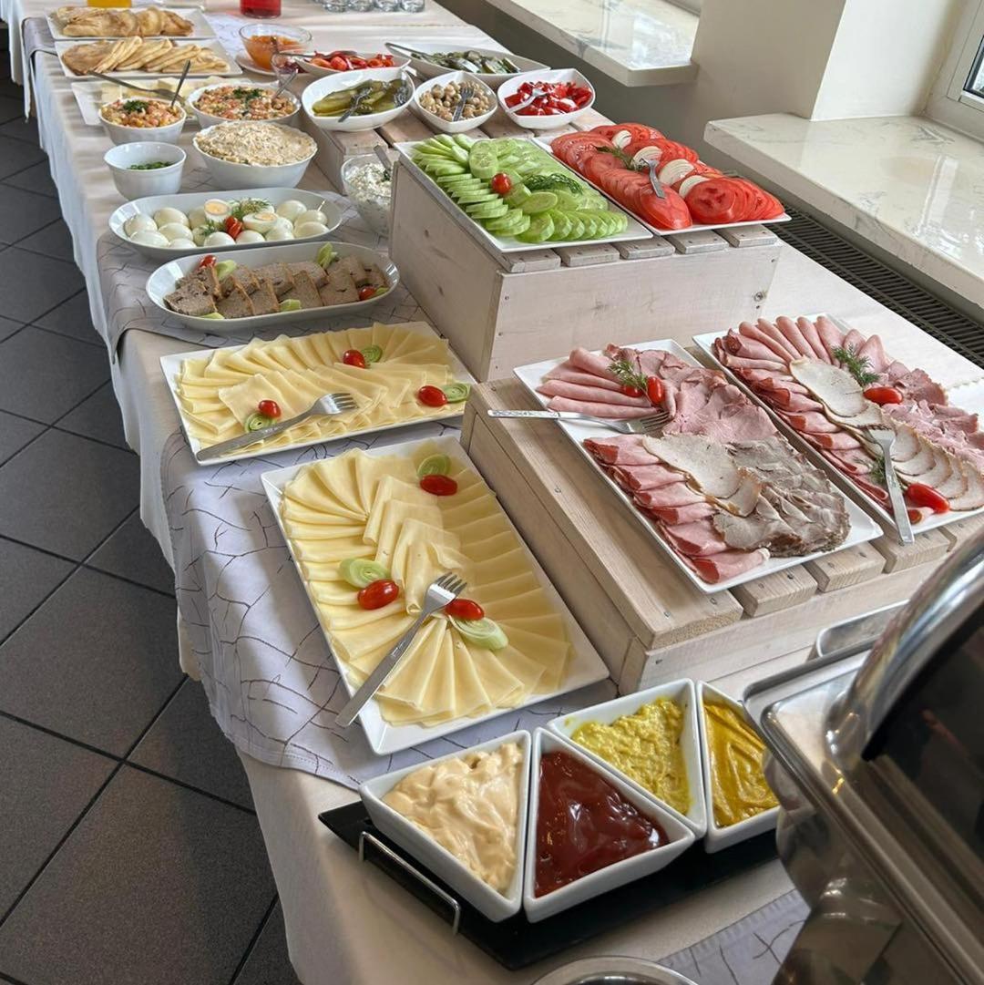Hotel Tirest Grebiszew 外观 照片