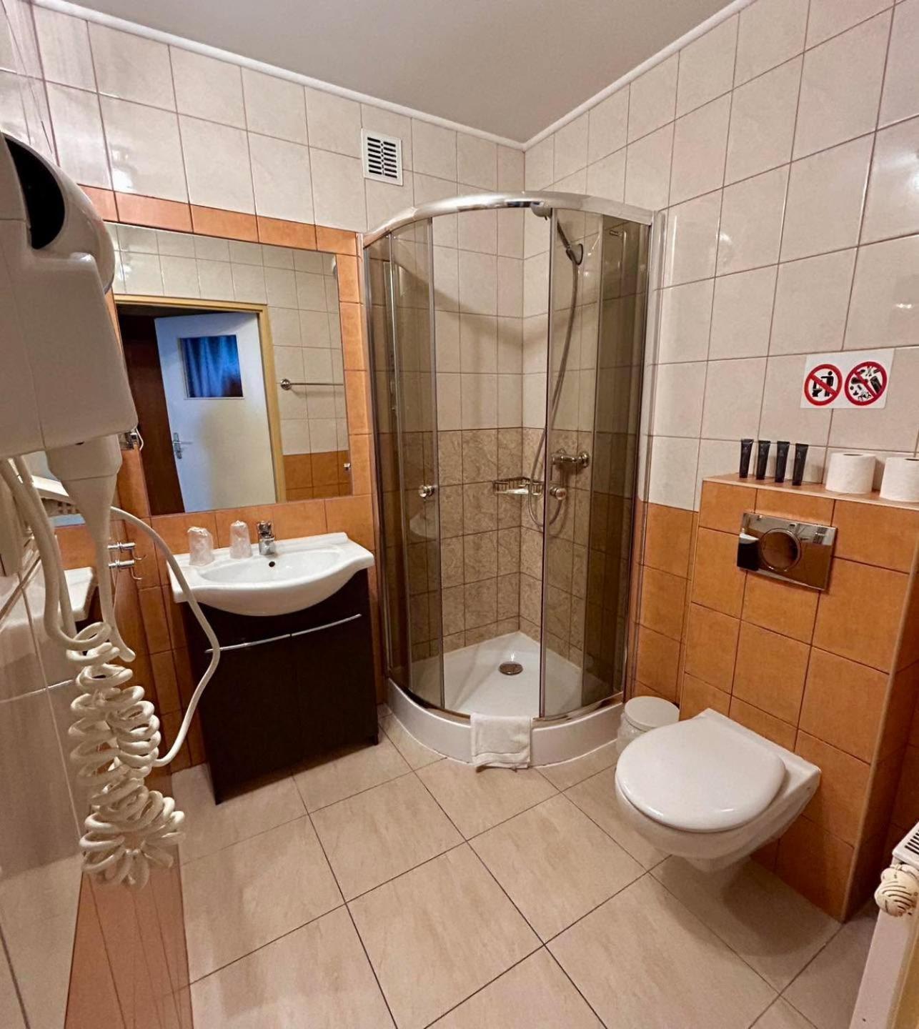 Hotel Tirest Grebiszew 外观 照片