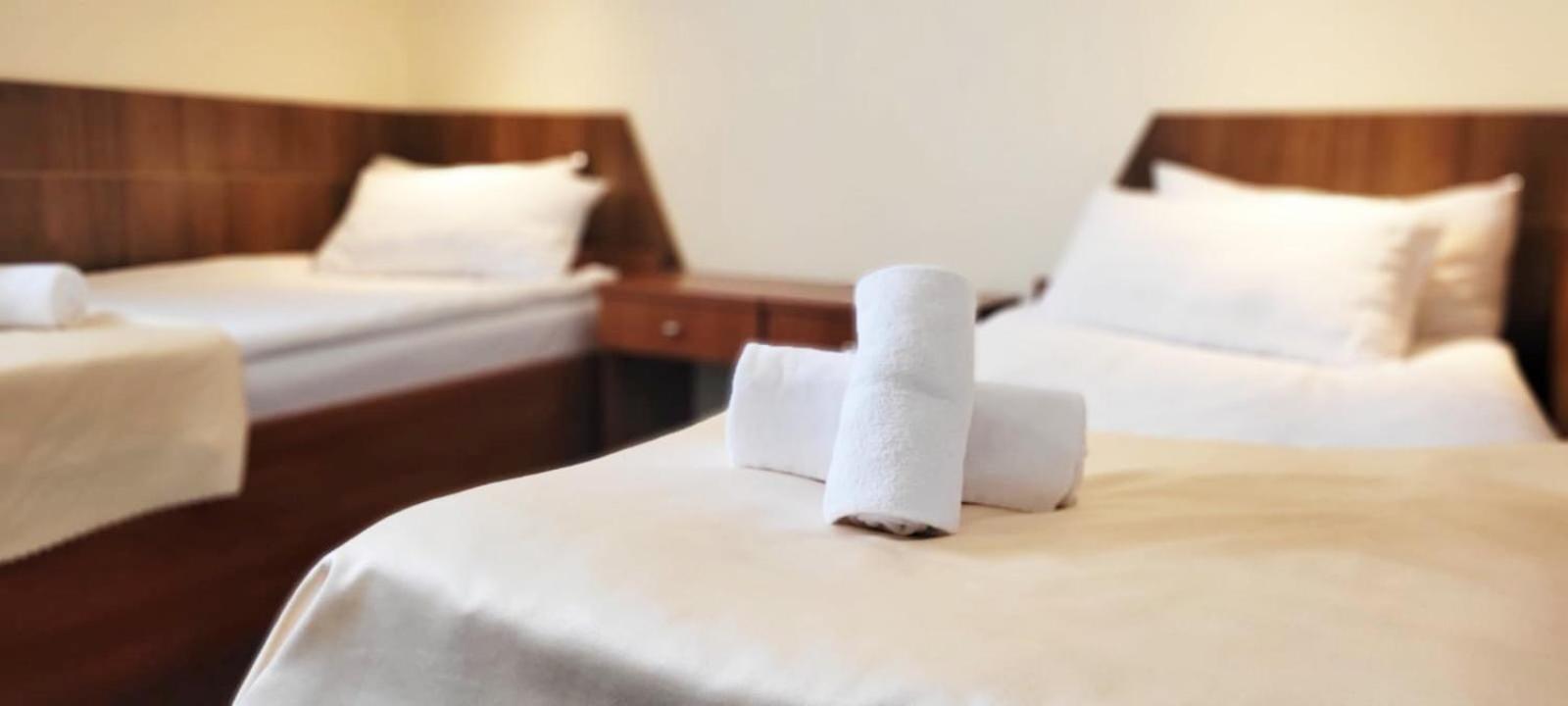 Hotel Tirest Grebiszew 外观 照片