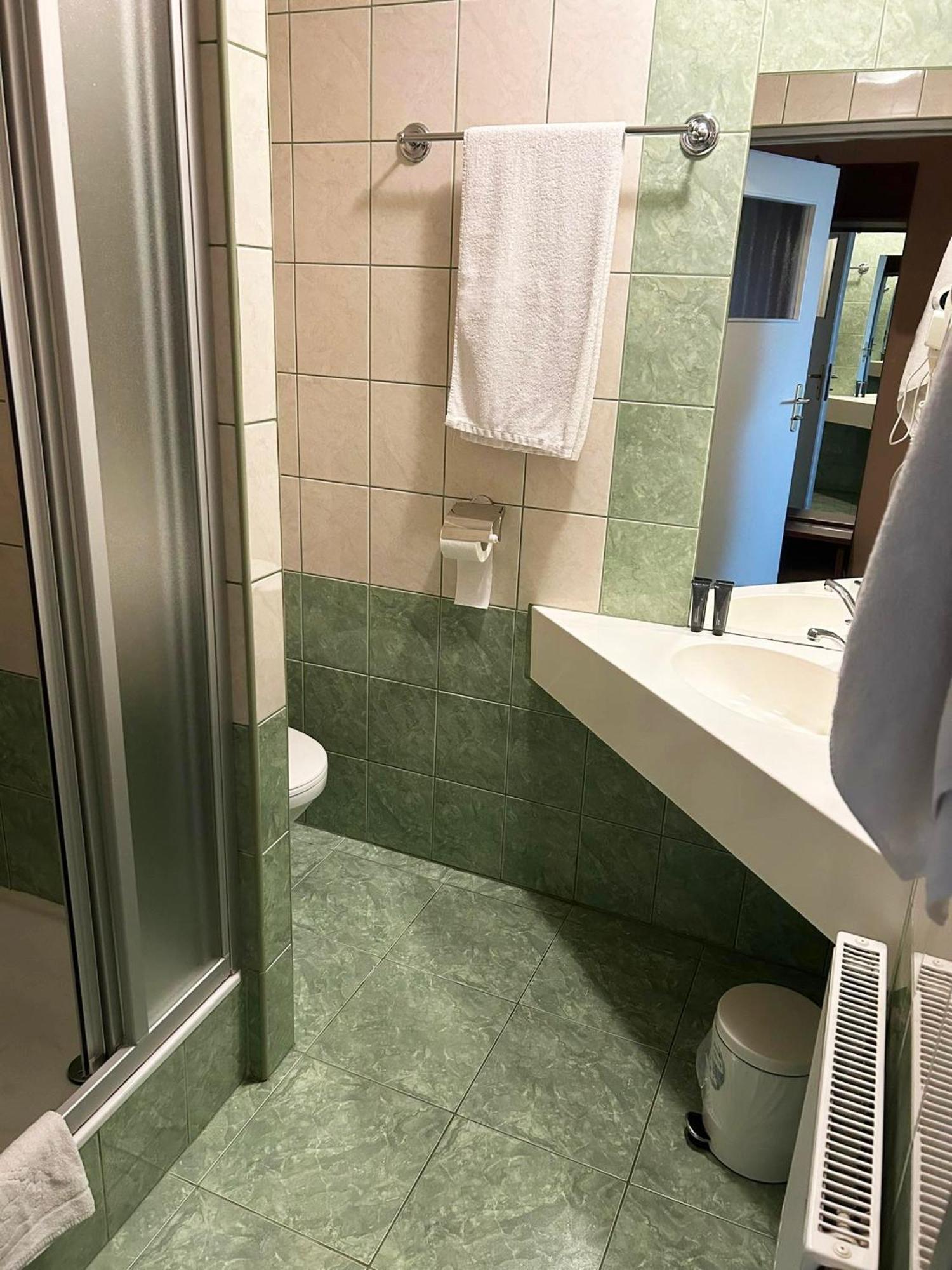 Hotel Tirest Grebiszew 外观 照片