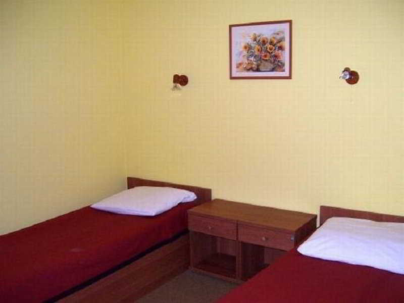 Hotel Tirest Grebiszew 外观 照片